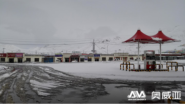 千磨萬擊還堅勁，任爾東西南北風