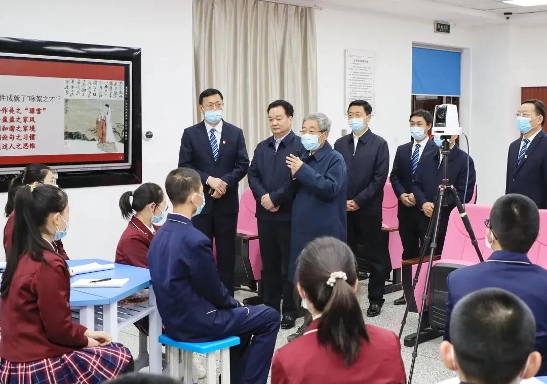 奧威亞在新疆丨兵團(tuán)一中這節(jié)遠(yuǎn)程互動課，陳寶生部長高度贊譽(yù)